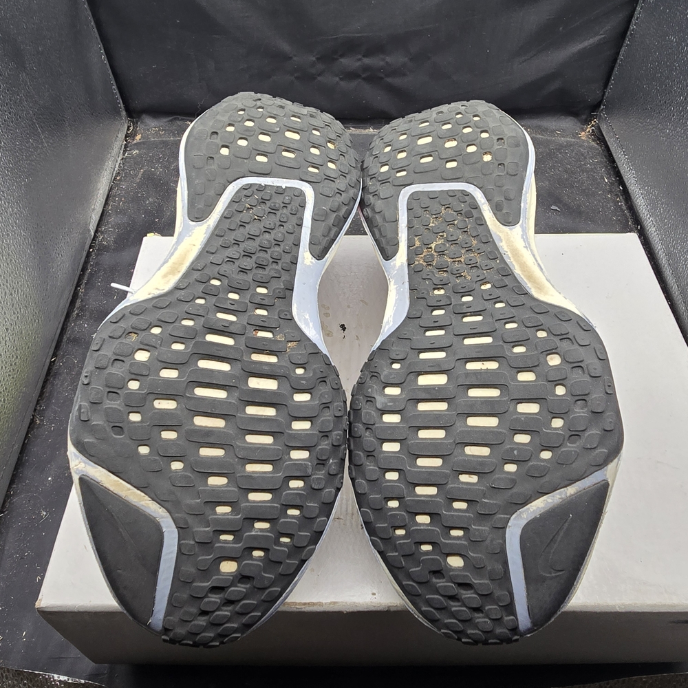 Nike‎ White and Black Athletic Sneakers - Picture 7 of 7